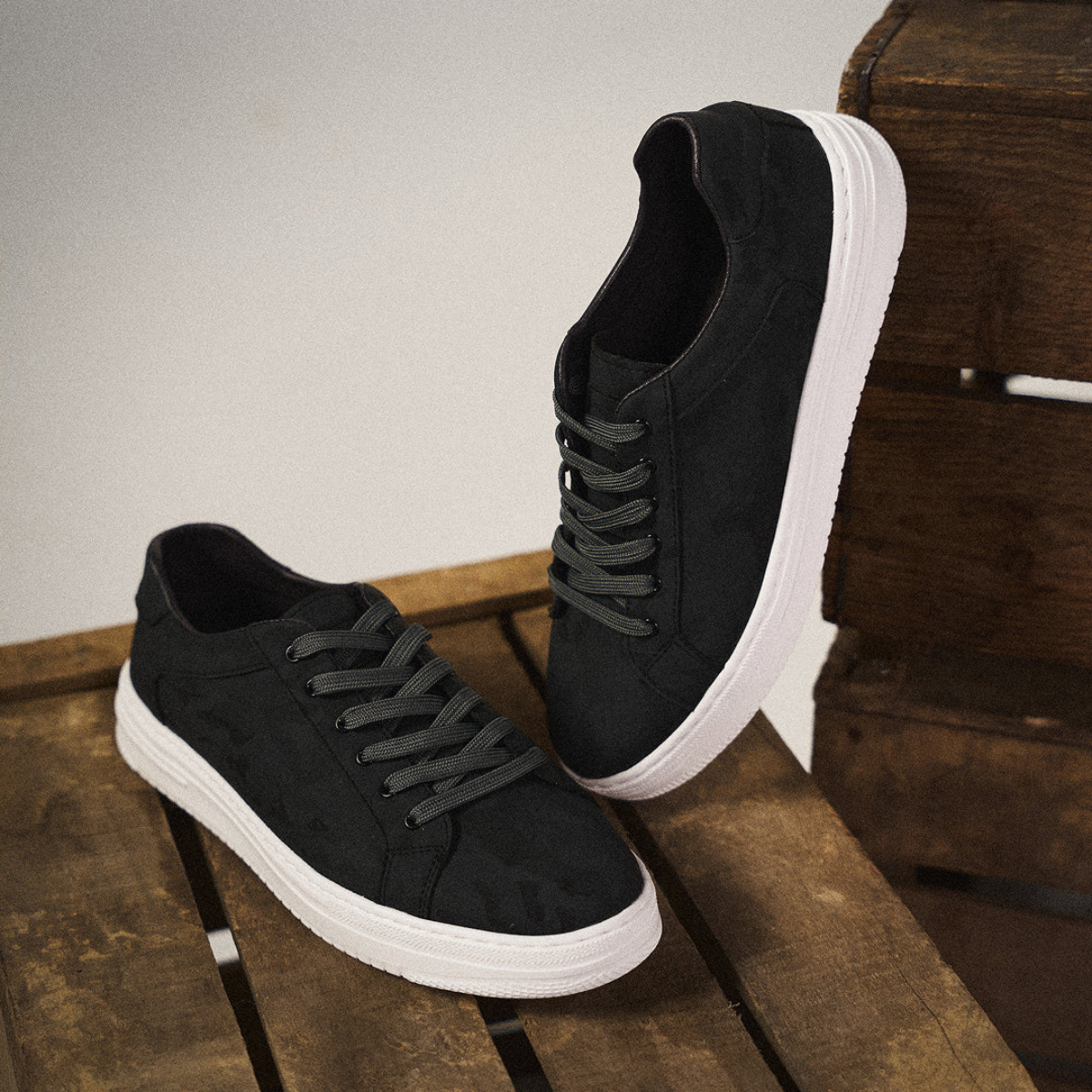Men's Classic Lace-Up Sneakers