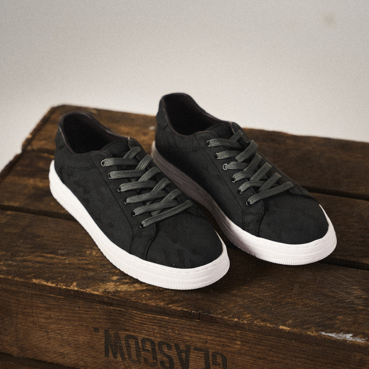 Men's Classic Lace-Up Sneakers