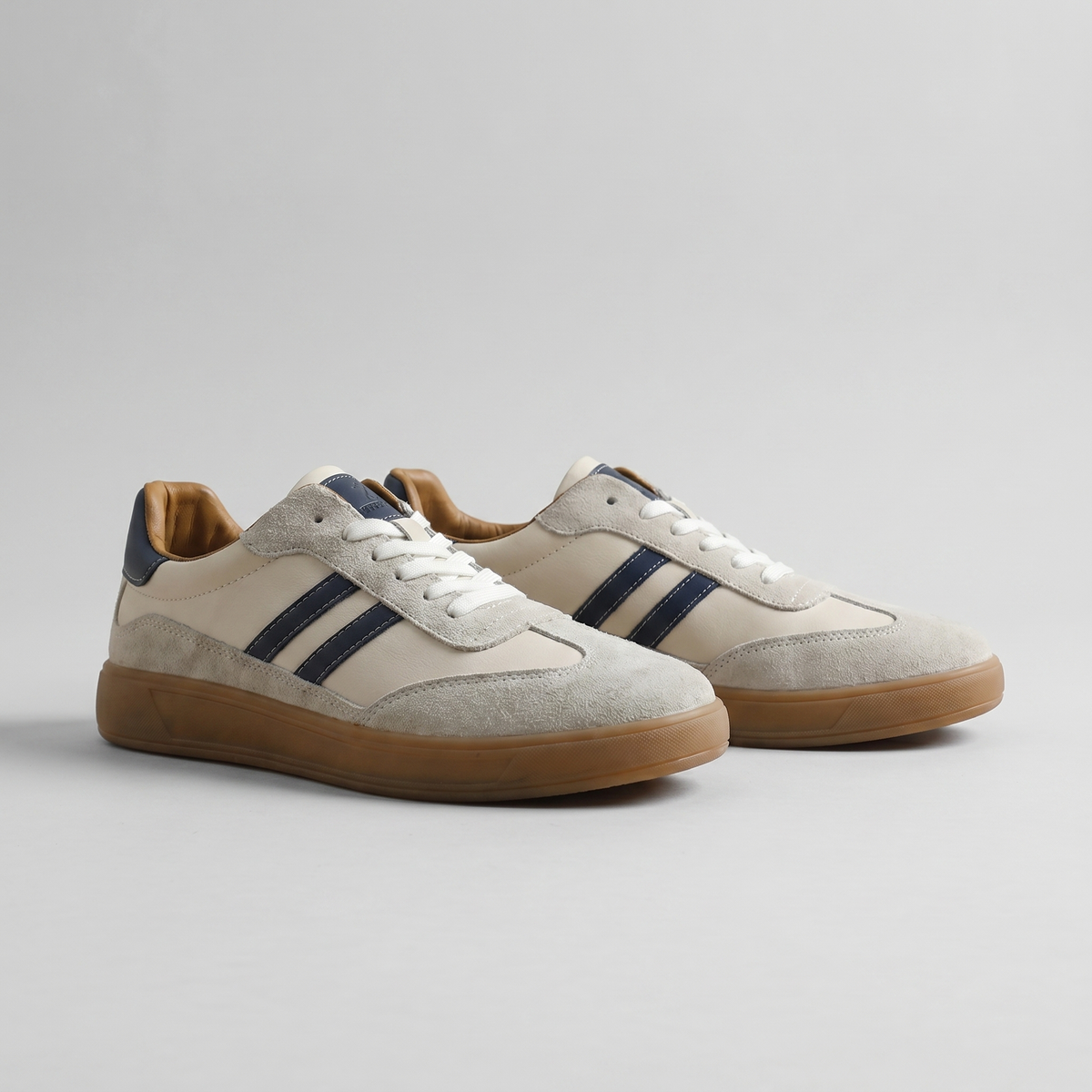 Men's Textured Suede Low Top Sneakers
